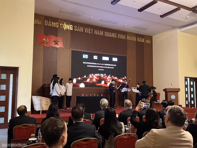 河内实验学校的六名学生按照当今世界上依然保留的犹太人传统点燃蜡烛悼念犹太人大屠杀遇难者。（图片来源：国际报）