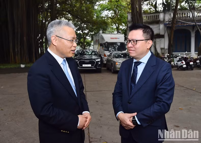 黎国明同志与胡兆明同志在会见后交谈。