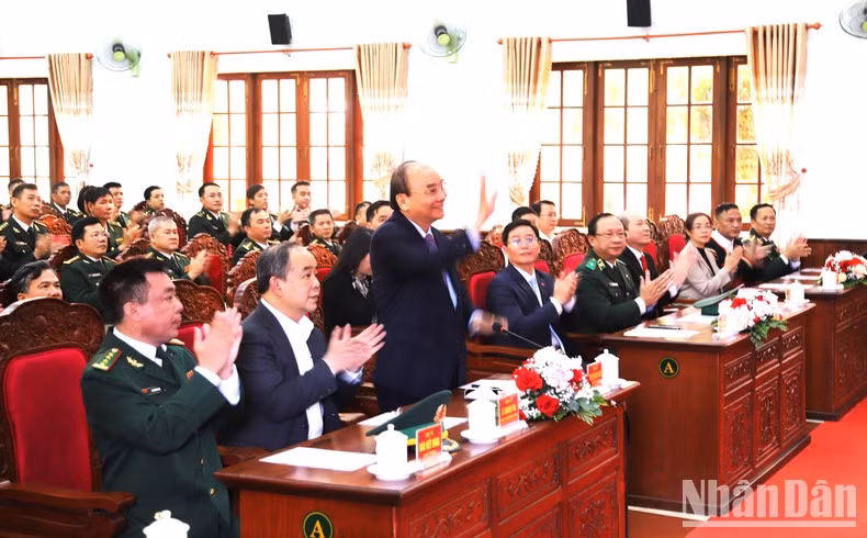 阮春福主席通过视频连线与当地各边防哨所的干部、战士和同胞们交流。