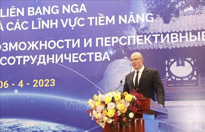 俄罗斯副总理德米特里·切尔内申科在论坛上发表讲话。（图片来源：越通社）