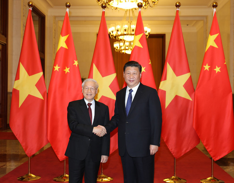 越共中央总书记阮富仲同中共中央总书记、中国国家主席习近平合影。