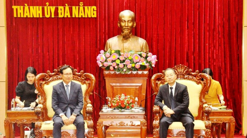 韩国三星（越南）公司总经理崔周湖与岘港市市委领导人举行工作会议。