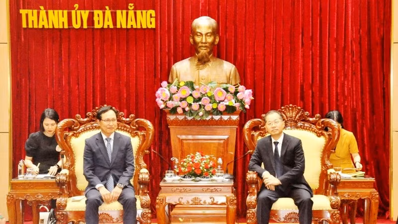 韩国三星（越南）公司总经理崔周湖与岘港市市委领导人举行工作会议。