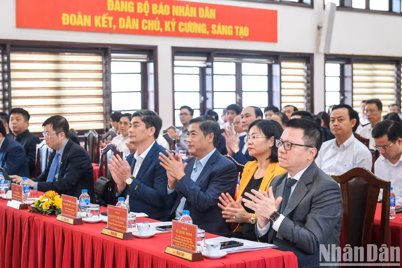 《人民报》有关六个经济社会区的副刊正式问世【组图】 ảnh 2