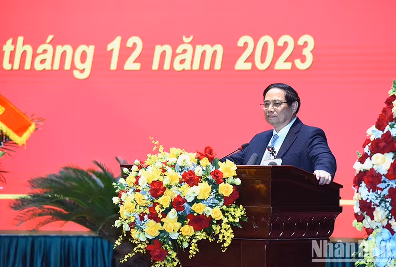 范明正总理同国防学院领导干部交谈。