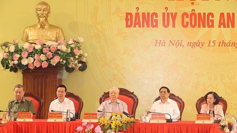 越共中央总书记阮富仲出席中央公安党委会议。