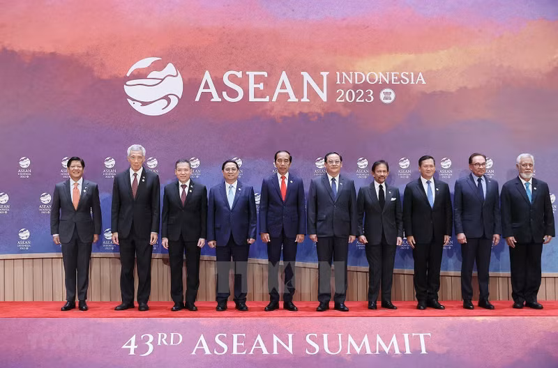 越南政府总理范明正（左四）与各国领导人合影。（图片来源：越通社）