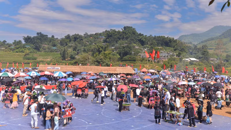 节日期间,赫蒙族经常举行糍粑舂米比赛,吸引众多民众和游客前来参观。 节日期间,赫蒙族经常举行糍粑舂米比赛,吸引众多民众和游客前来参观。