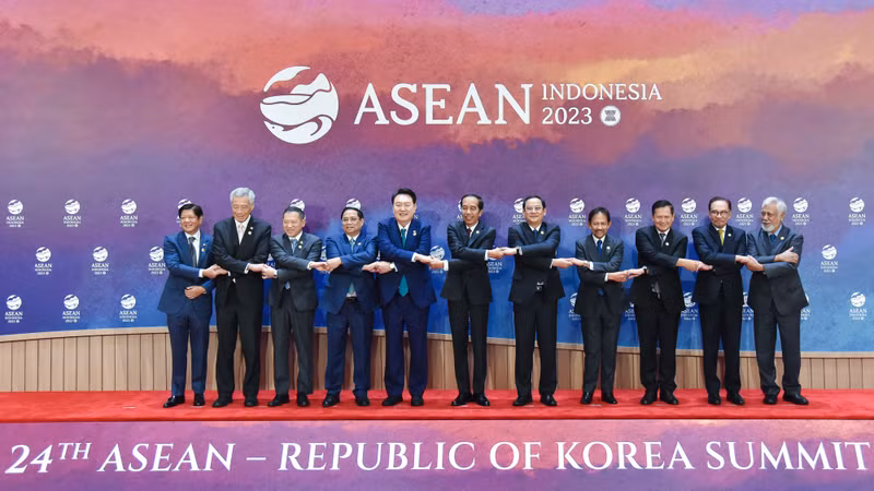 越南政府总理范明正与各国代表参加第24届东盟与韩国峰会。（图片来源：VGP）
