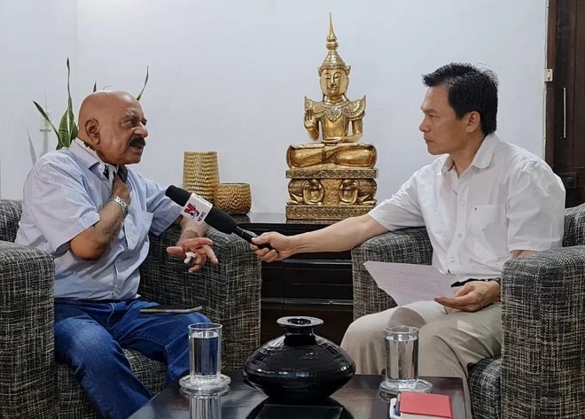 印度前副国家安全顾问S D普拉丹接受越通社记者的采访。（图片来源：越通社）