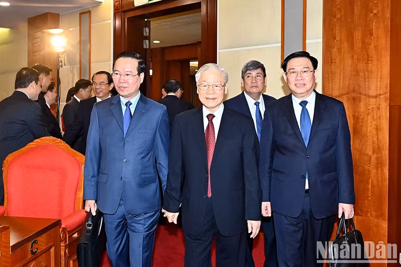 阮富仲总书记和党、国家领导同志出席会议开幕式。