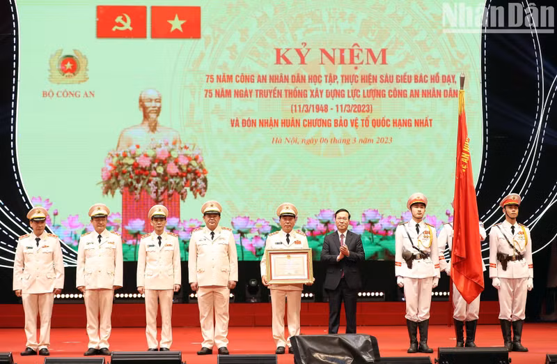 国家主席武文赏向人民公安力量建设力量颁发一级保卫祖国勋章。