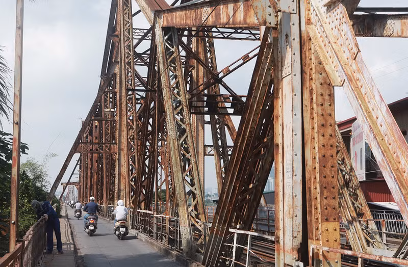 龙边桥染上岁月的痕迹。