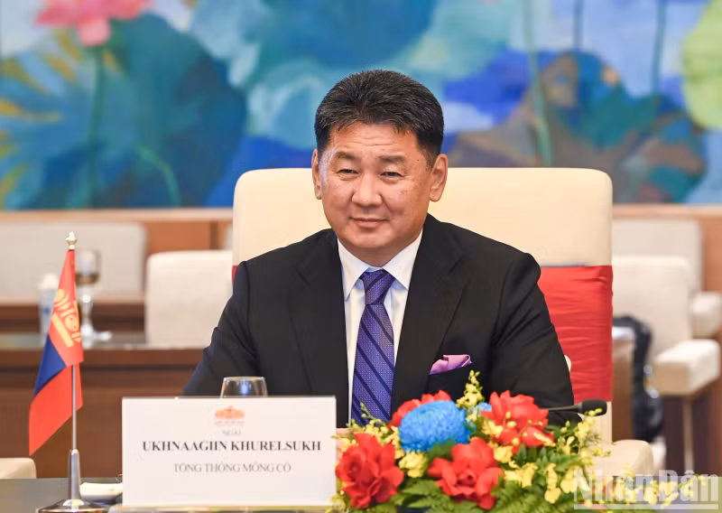 蒙古国总统乌赫那·呼日勒苏赫在会见中发表讲话。