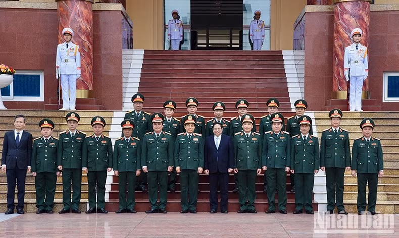 范明正总理和国防学院领导干部合影。