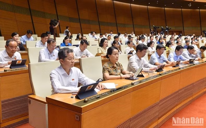 国会代表6月9日出席会议。