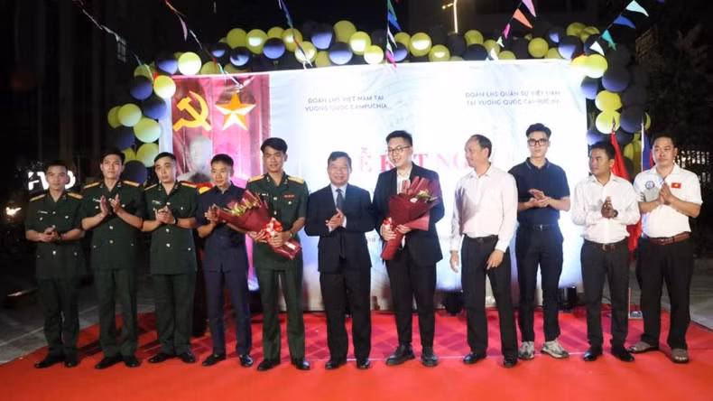 越南驻柬埔寨大使馆代表向两个单位青年团员送花祝贺。