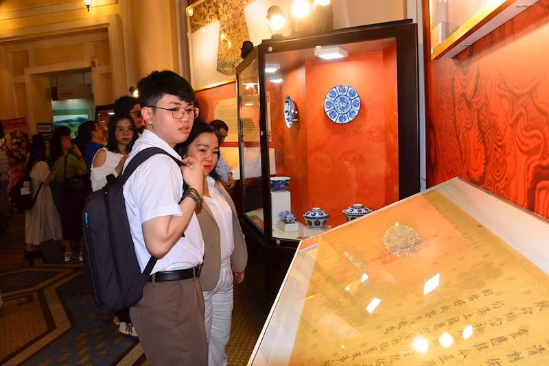 游客参观越南文化中龙形象文物专题展。