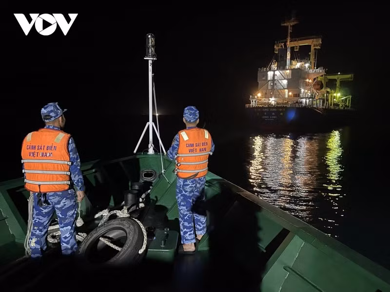 越南海警成功救助海上遇险外籍船员。（图片来源：越南之声）