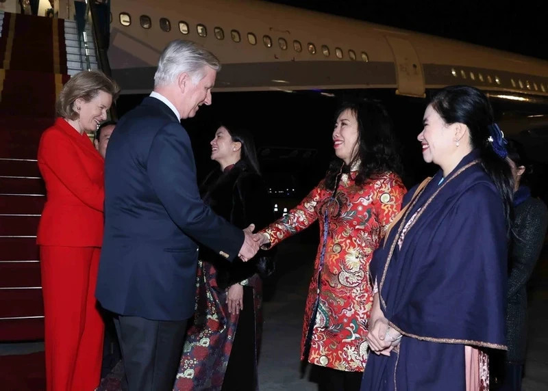 比利时国王和王后抵达河内 开始对越进行国事访问。（图片来源：越通社）