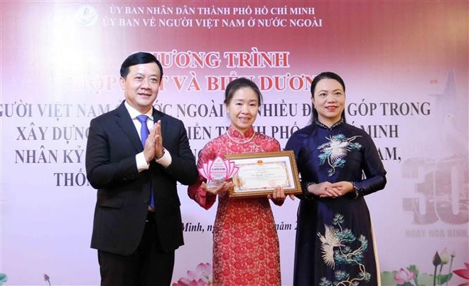 胡志明市举行50名先进海外越侨表彰会。（图片来源：越通社）
