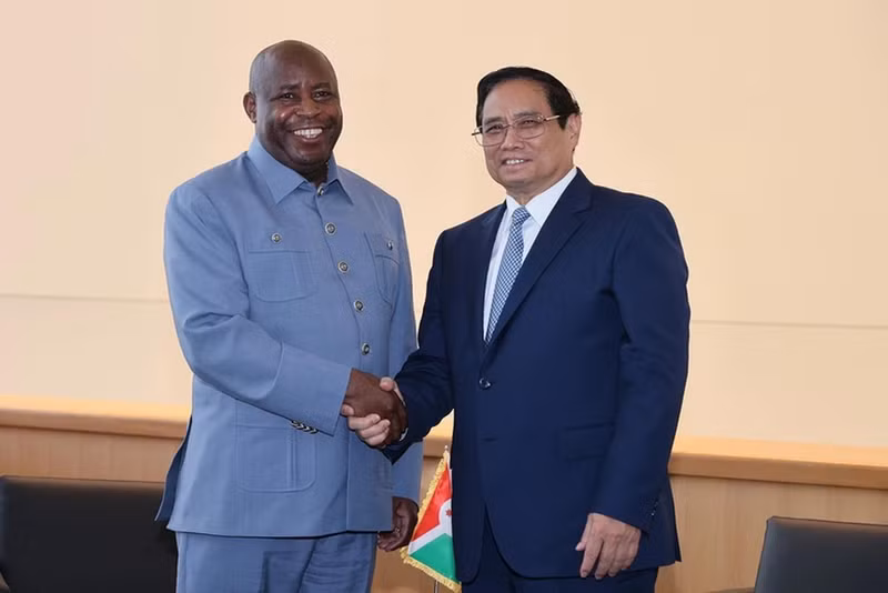附图：越南政府总理范明正2023年9月在美国纽约会见布隆迪总统埃瓦里斯特·恩达伊施米耶（图片来源：日北 摄）。