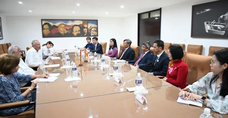 古共中央委员、中央对外部部长Emilio Lozada García同志会见同奈省工作代表团。（图片来源：越通社）