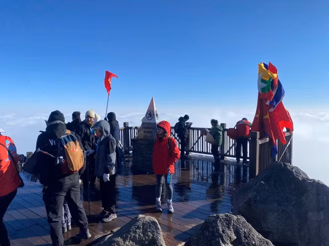 番西邦海拔3147米，是越南的第一高峰。