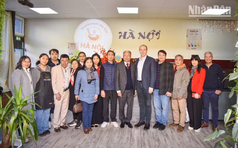 在布列塔尼工作访问期间，丁全胜大使会见了维特雷市市长皮埃尔·莱昂纳迪先生并看望居住在当地的越南人社群。