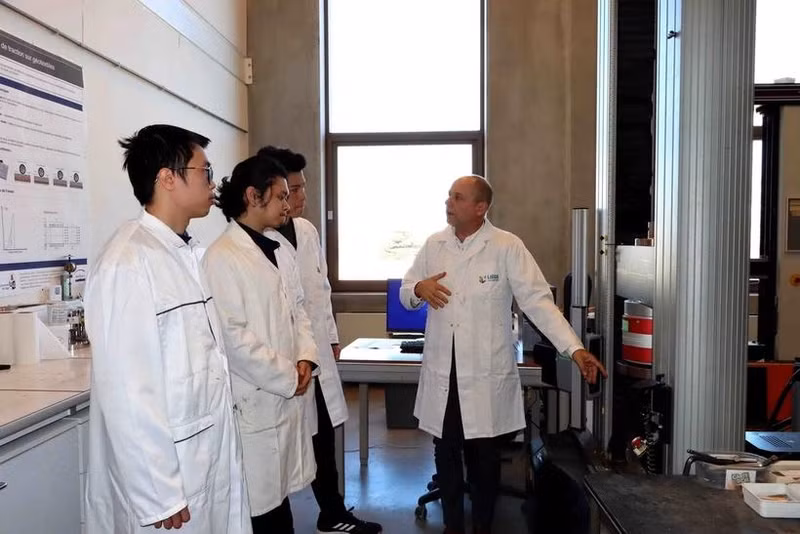 建筑材料领域的专家卢克·库拉尔教授指导河内建筑大学的学生研究利用回收材料生产压制砖。