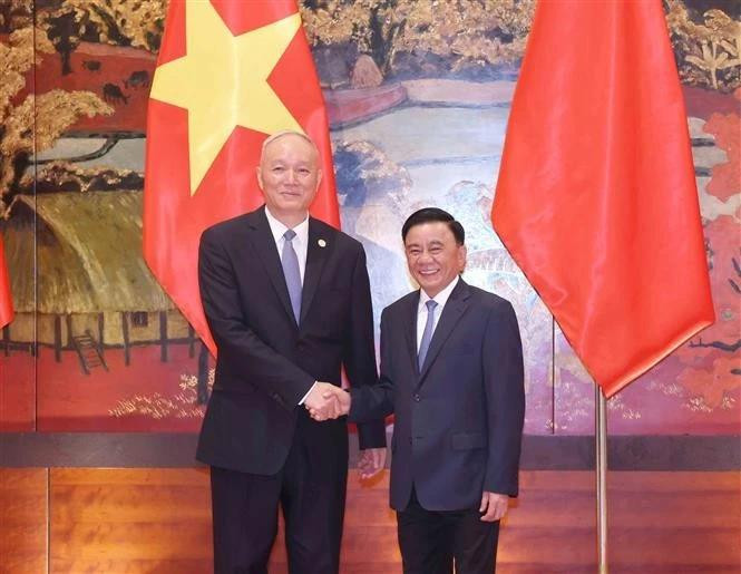 越共中央书记处常务书记陈锦秀与中共中央办公厅主任蔡奇。（图片来源：越通社）