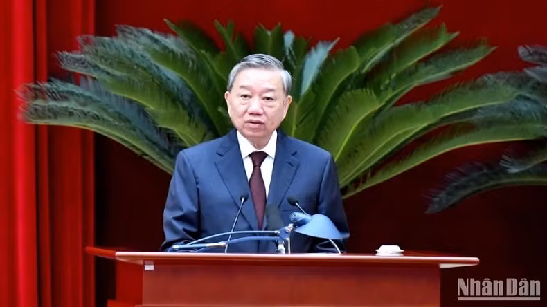 越共中央总书记苏林致开幕词。