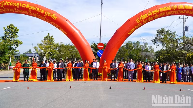 常福（越南）-考罗卡（柬埔寨）陆上和水上国际口岸开通仪式。