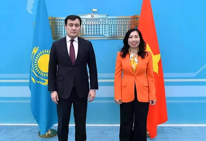 黎氏秋姮和哈萨克斯坦副外长阿里别克·巴卡耶夫。（图片来源：baoquocte.vn）