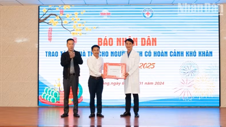 《人民报》社常驻岘港市代表机构主任潘泰山向岘港医院赠送礼物。