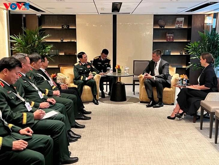 越南国防部部长潘文江大将与“国际战略研究所”（IISS）总干事兼首席执行官巴斯蒂安·吉格里奇博士进行双边会晤。（图片来源：越南之声） 