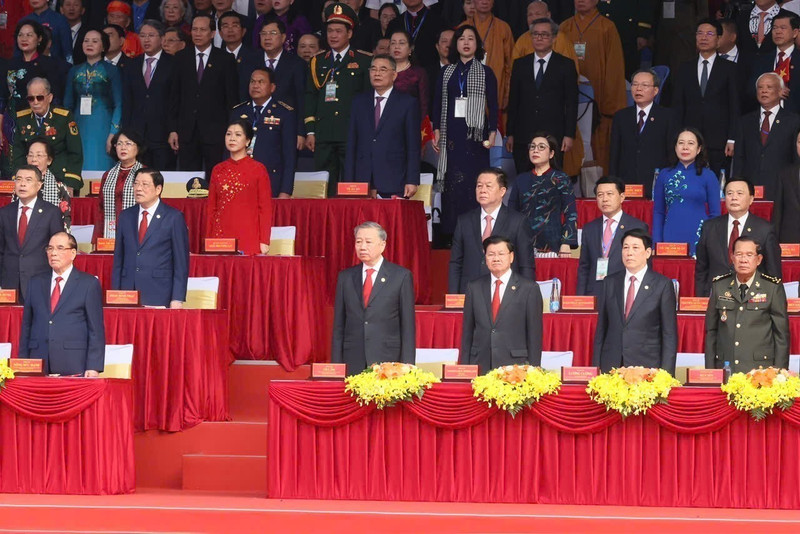 党和国家领导人以及国际嘉宾共同参加升旗仪式。图片来源：越通社