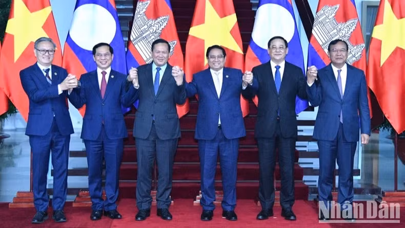 三国政府领导人合影。