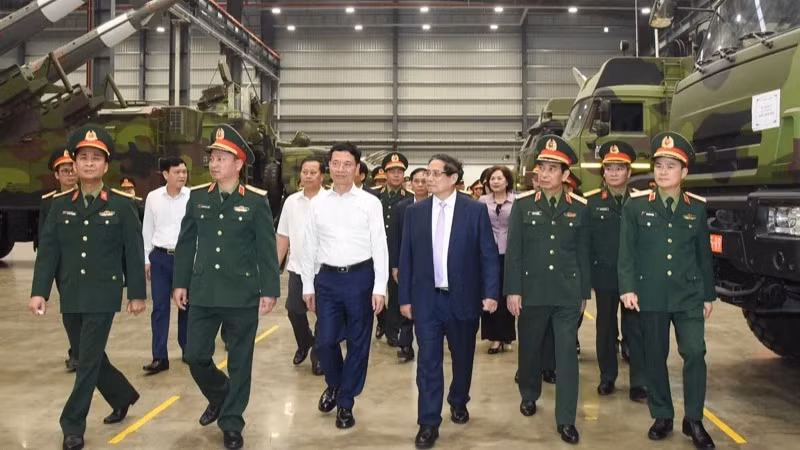 范明正总理视察越南电信集团研发生产的部分国防工业产品。（陈海 摄）