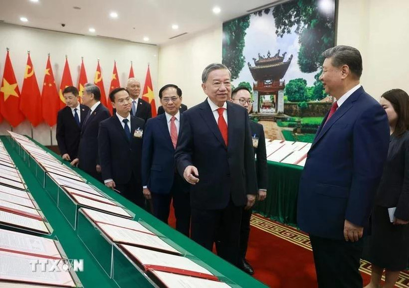 越共中央总书记苏林和中共中央总书记、中国国家主席习近平共同见证两国合作文件的展示。（图片来源：越通社）