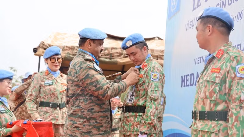 联合国驻南苏丹特派团司令莫汉·苏布拉马尼安中将向越南六号二级野战医院成员授予勋章。