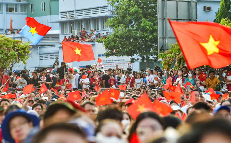 庆祝南方解放、国家统一50周年纪念典礼的热闹非凡气氛【组图】