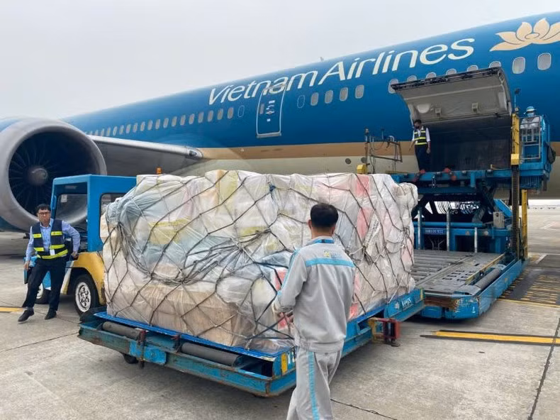 此后，越航VN9712号航班将承载完成缅甸救援任务的国防部和公安部救援部队100余名人员和8只服务犬归国。