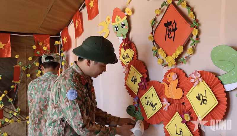 在南苏丹的越南蓝色贝雷帽部队准备迎接春节。（图片来源：《人民军队报》）