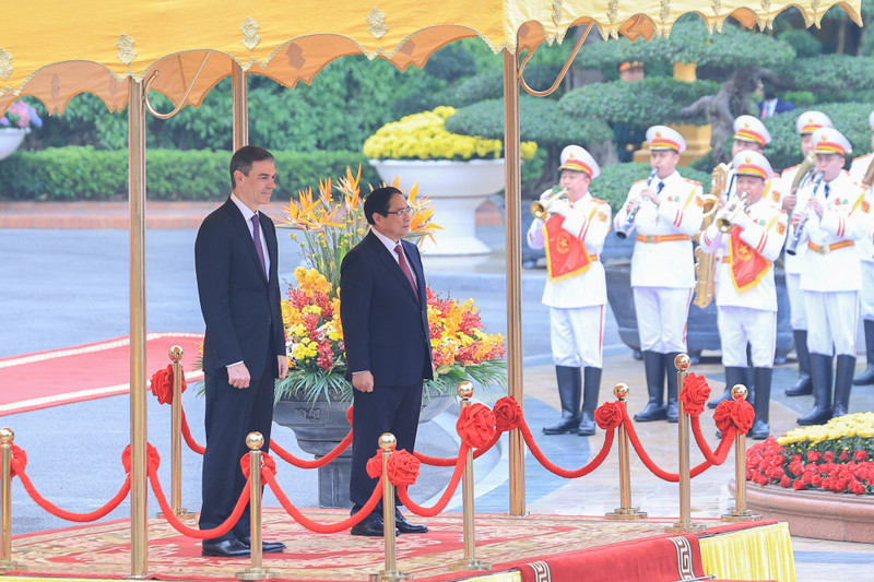范明正总理主持仪式欢迎西班牙王国首相佩德罗·桑切斯访越。（图片来源：VGP）