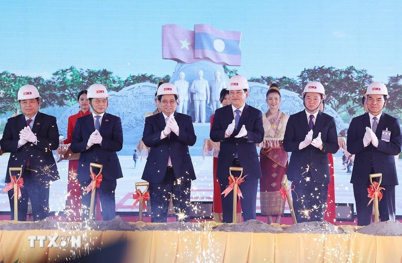 越南政府总理范明正和老挝总理宋赛·西潘敦共同出席老挝-越南友谊公园开工典礼。（图片来源：越通社）