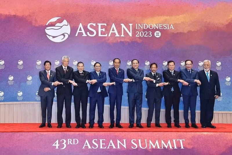 附图：出席第43届东盟峰会的东盟各国领导人合影。