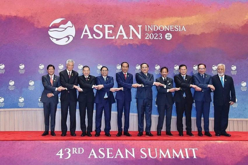 附图：出席第43届东盟峰会的东盟各国领导人合影。