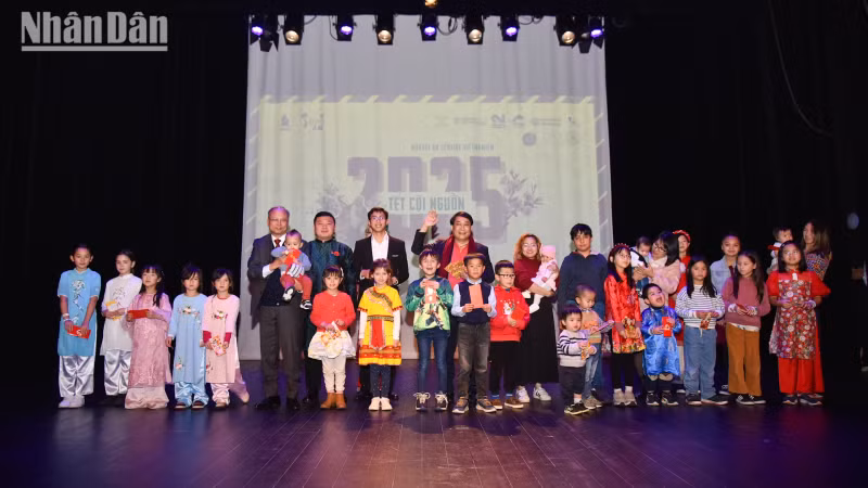 丁全胜大使向正在雷恩市生活、学习和工作的越南侨胞们致以新年祝福。