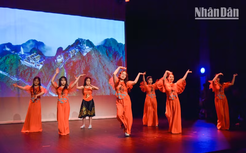 精彩的表演艺术节目之一。